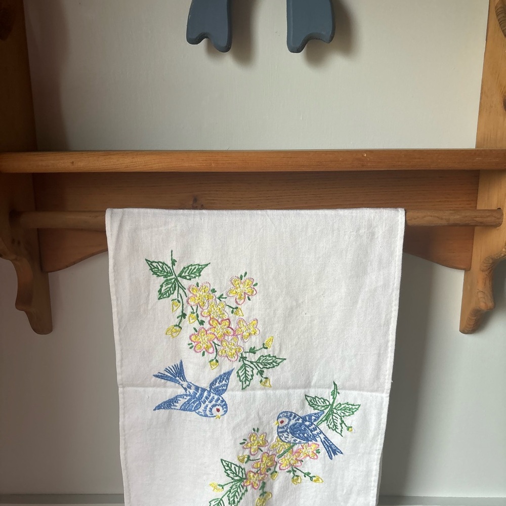 SOLD Vintage Embroidered Floral Hand Towels - Picture 4 of 5